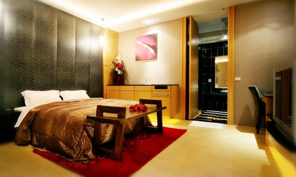 Spring Young Motel Fengyuan Buitenkant foto
